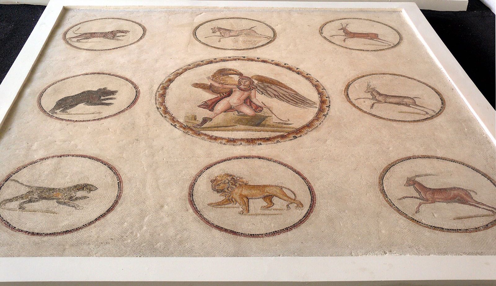Rímska mozaika s Ganymedom v Archeologickom múzeu v Sousse