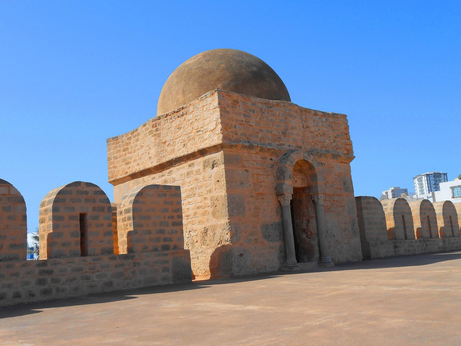 Ribat v Sousse s okrúhlou vežou a hradbami