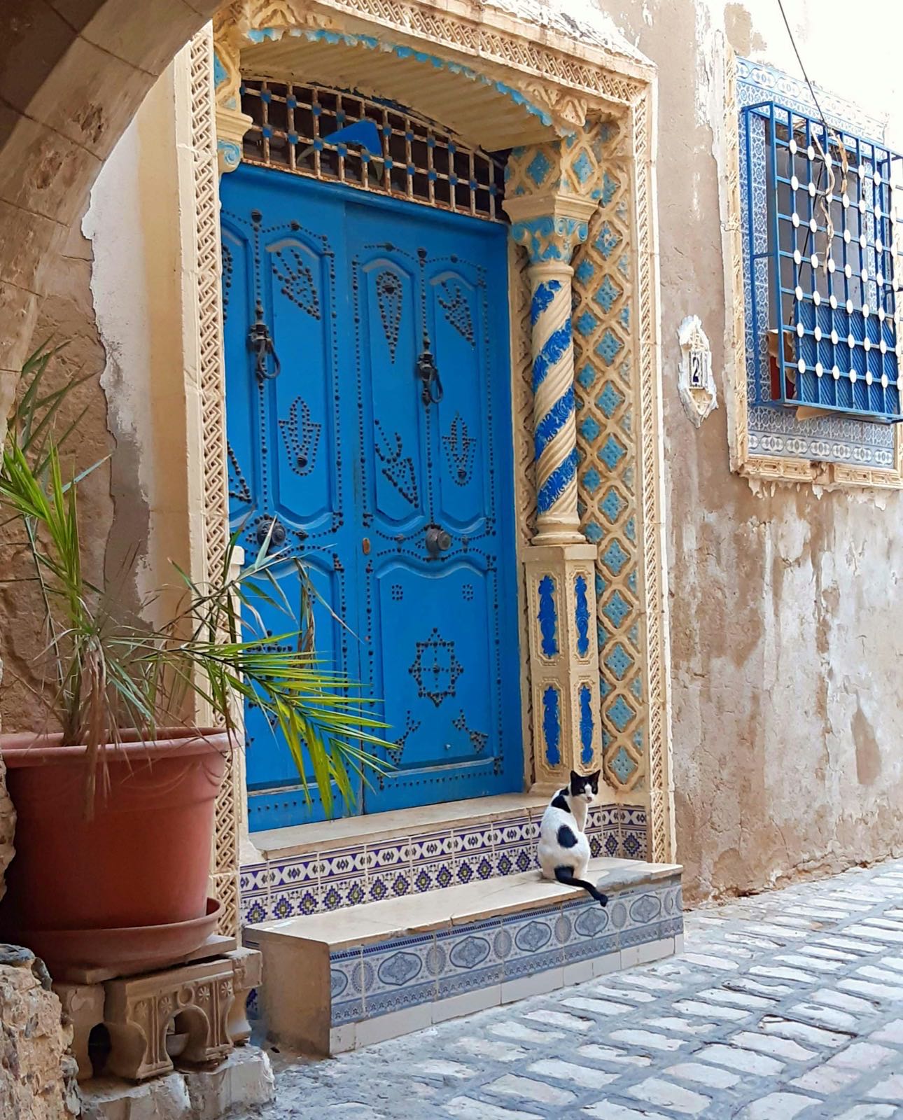 Modré tuniské dvere s kovaním v medine Sousse