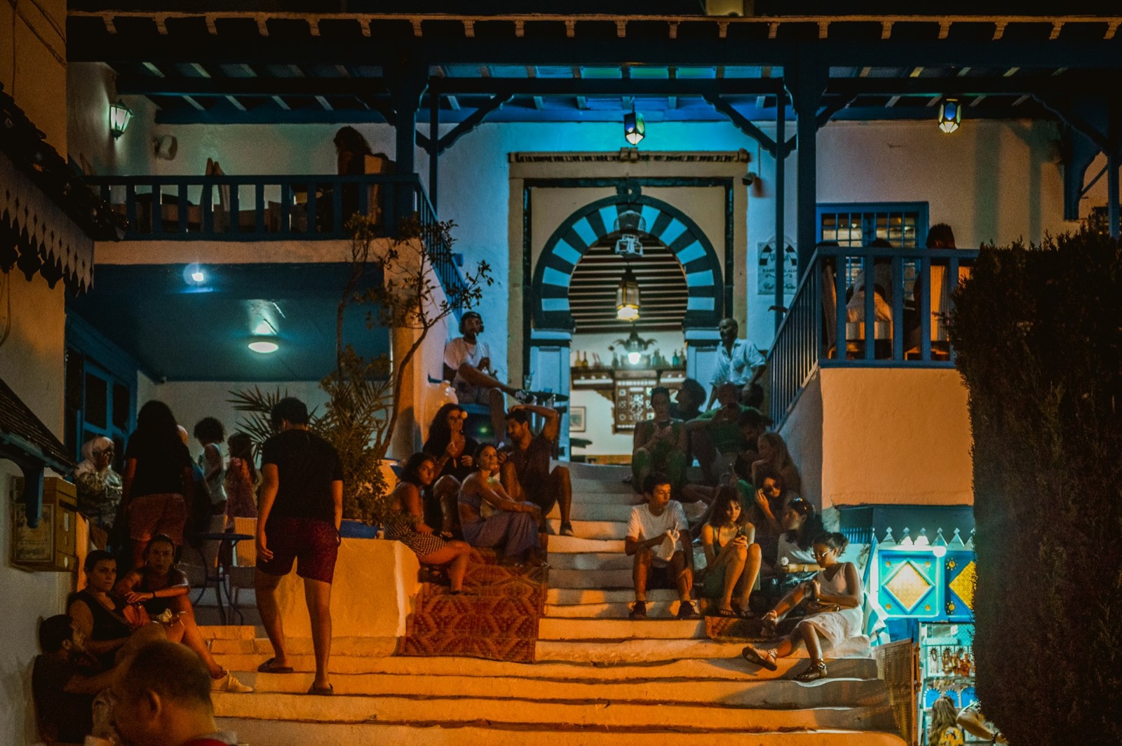 Schody a terasa kaviarne v Sidi Bou Said