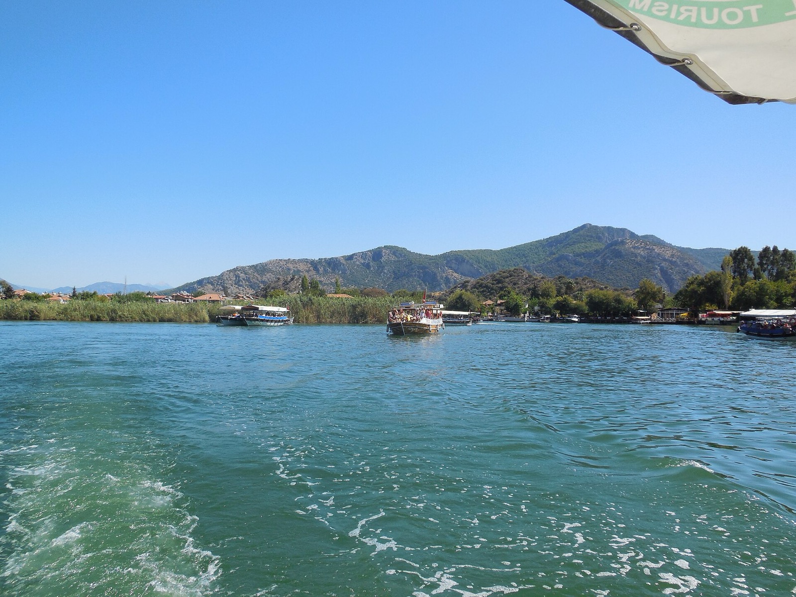 Rieka Dalyan s trstinou a loďkami