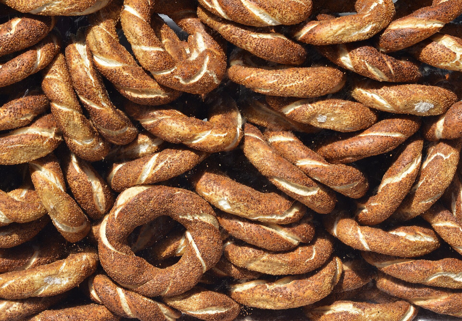 Simit na pouličnom stánku v Istanbule