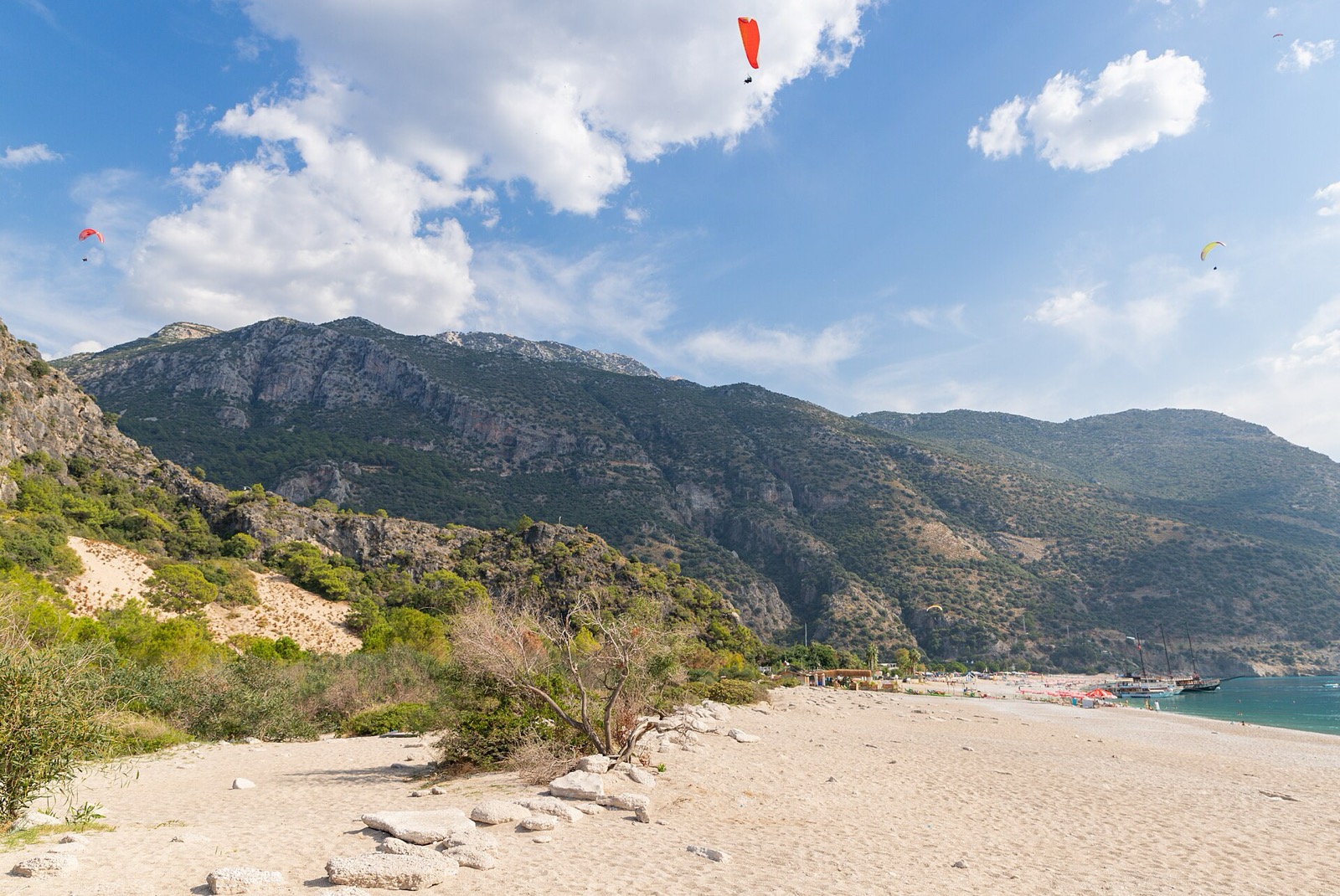 Paraglajdista nad Modrou lagúnou v Ölüdenize