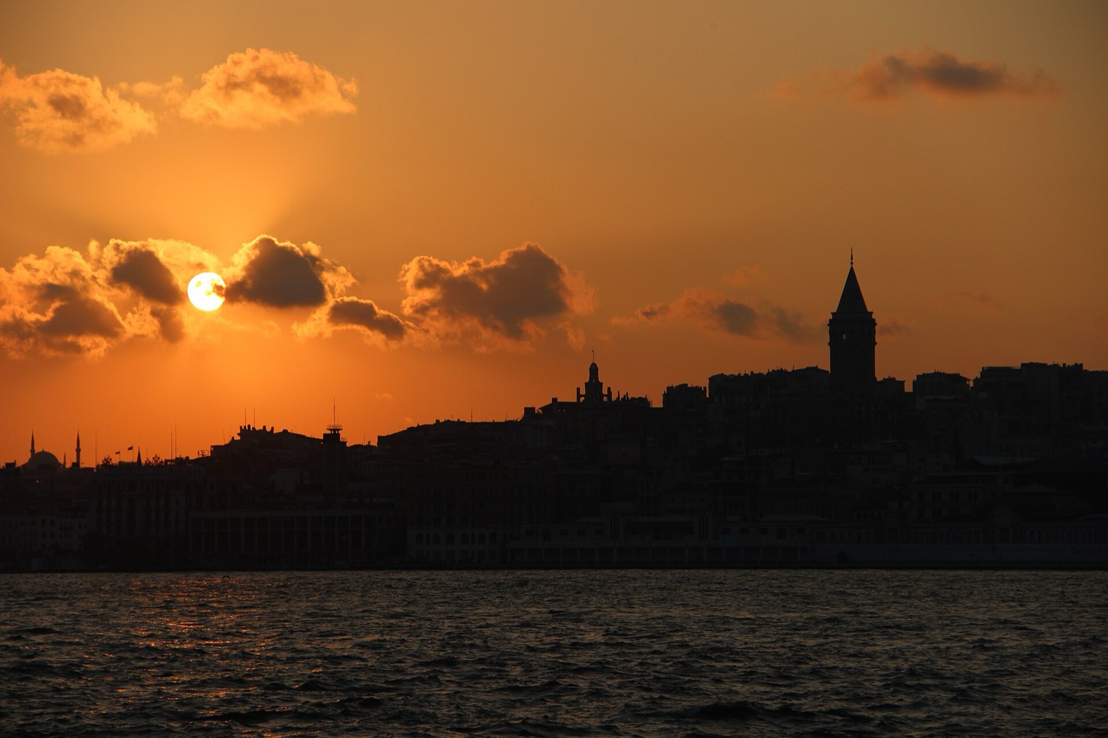 Galatská veža nad Karaköy pri západe slnka