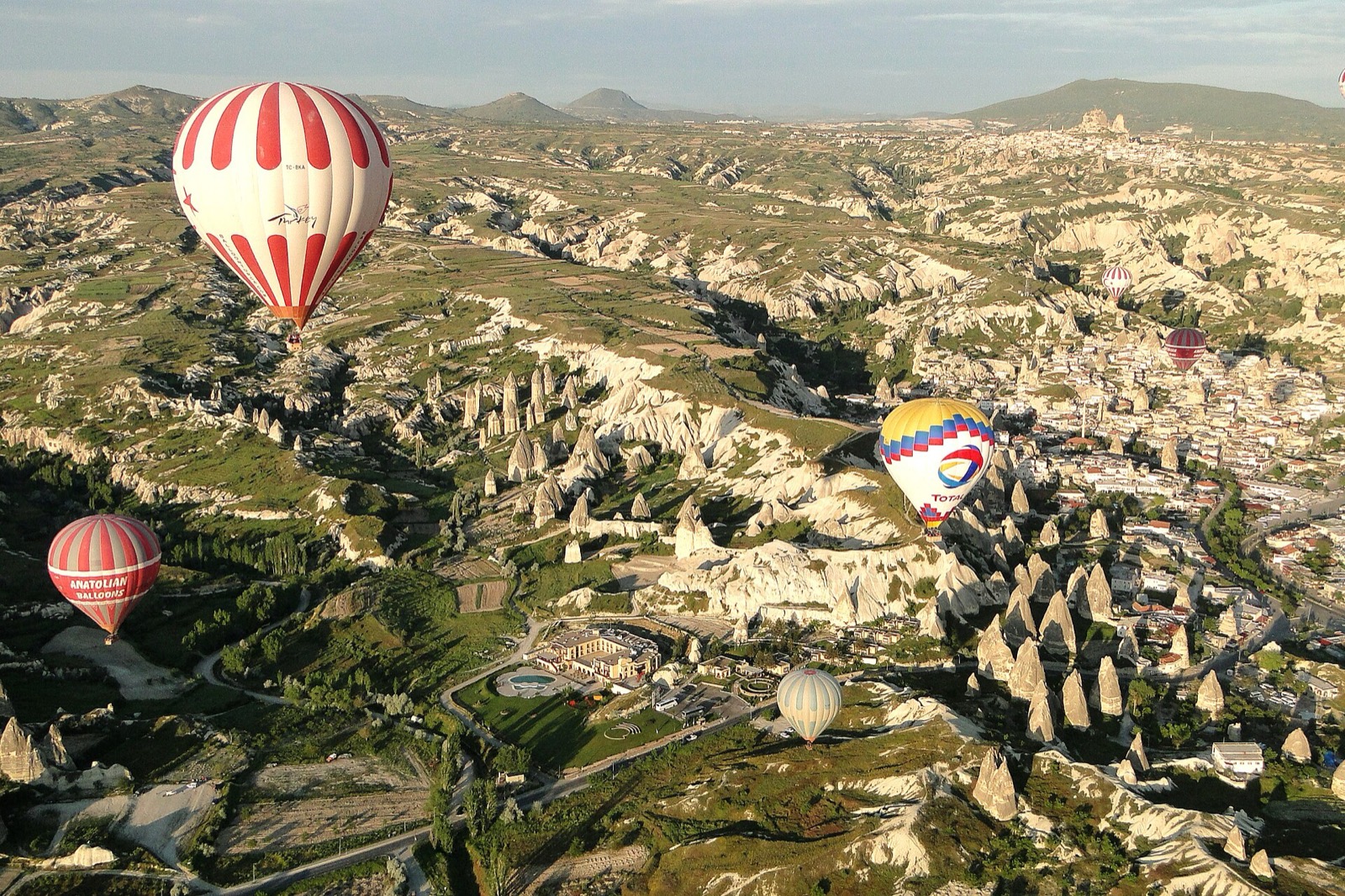 Teplovzdušné balóny nad Göreme v Kapadócii