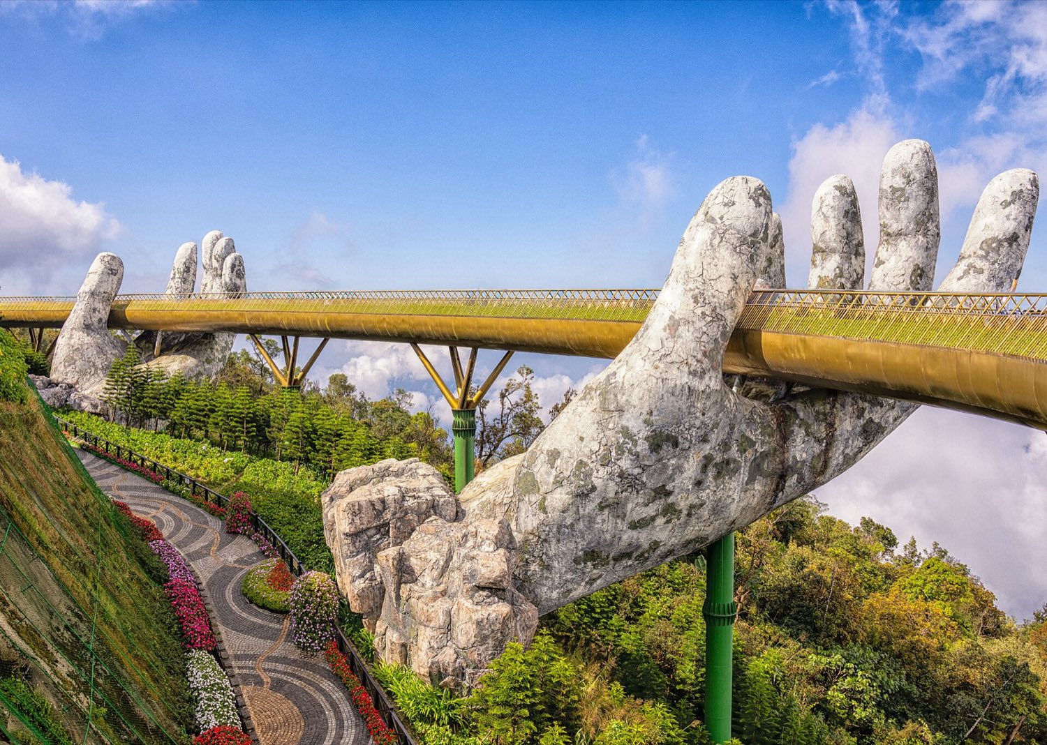 Zlatý most na Ba Na Hills nad horským lesom