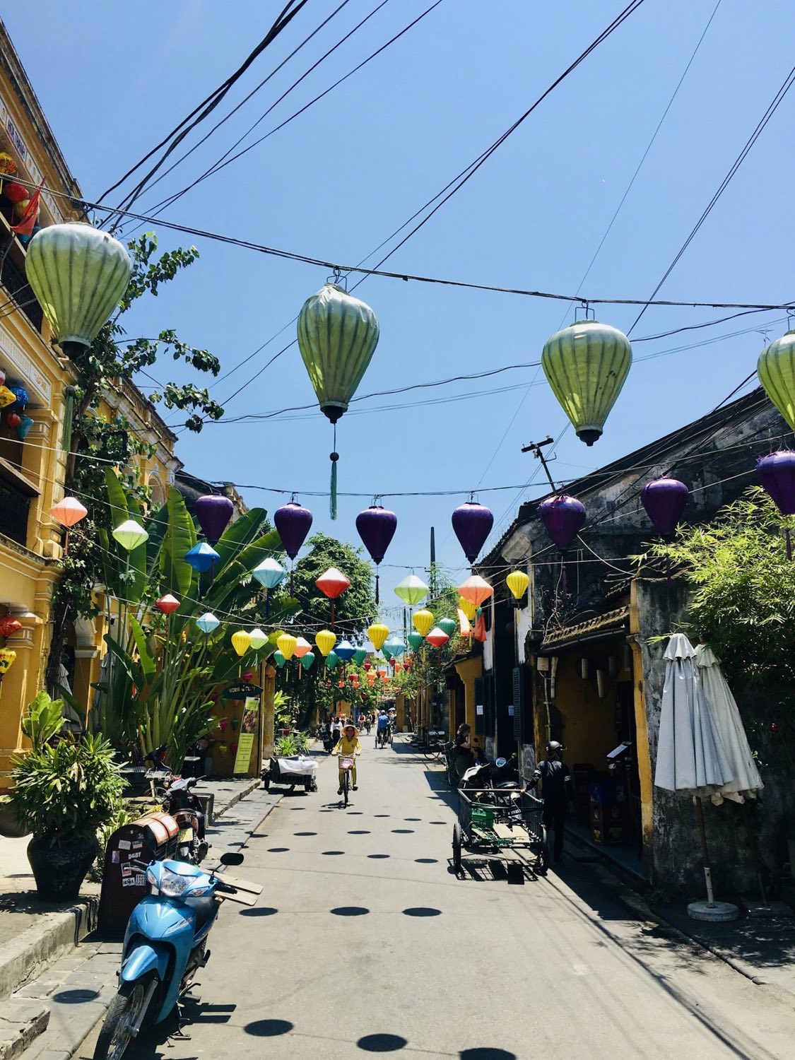 Lampióny nad ulicou starého mesta Hoi An