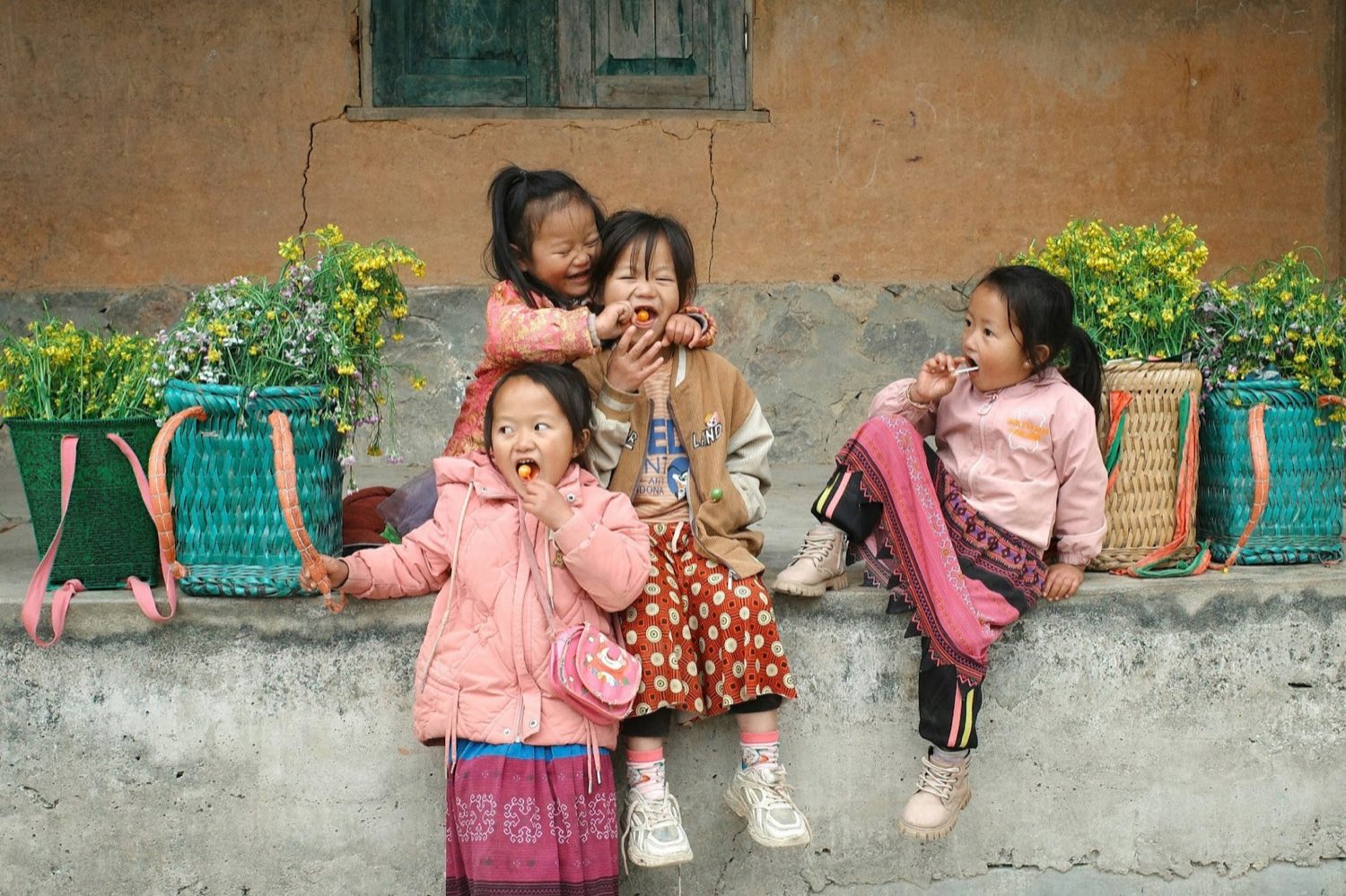Deti na kamennom múriku v provincii Ha Giang