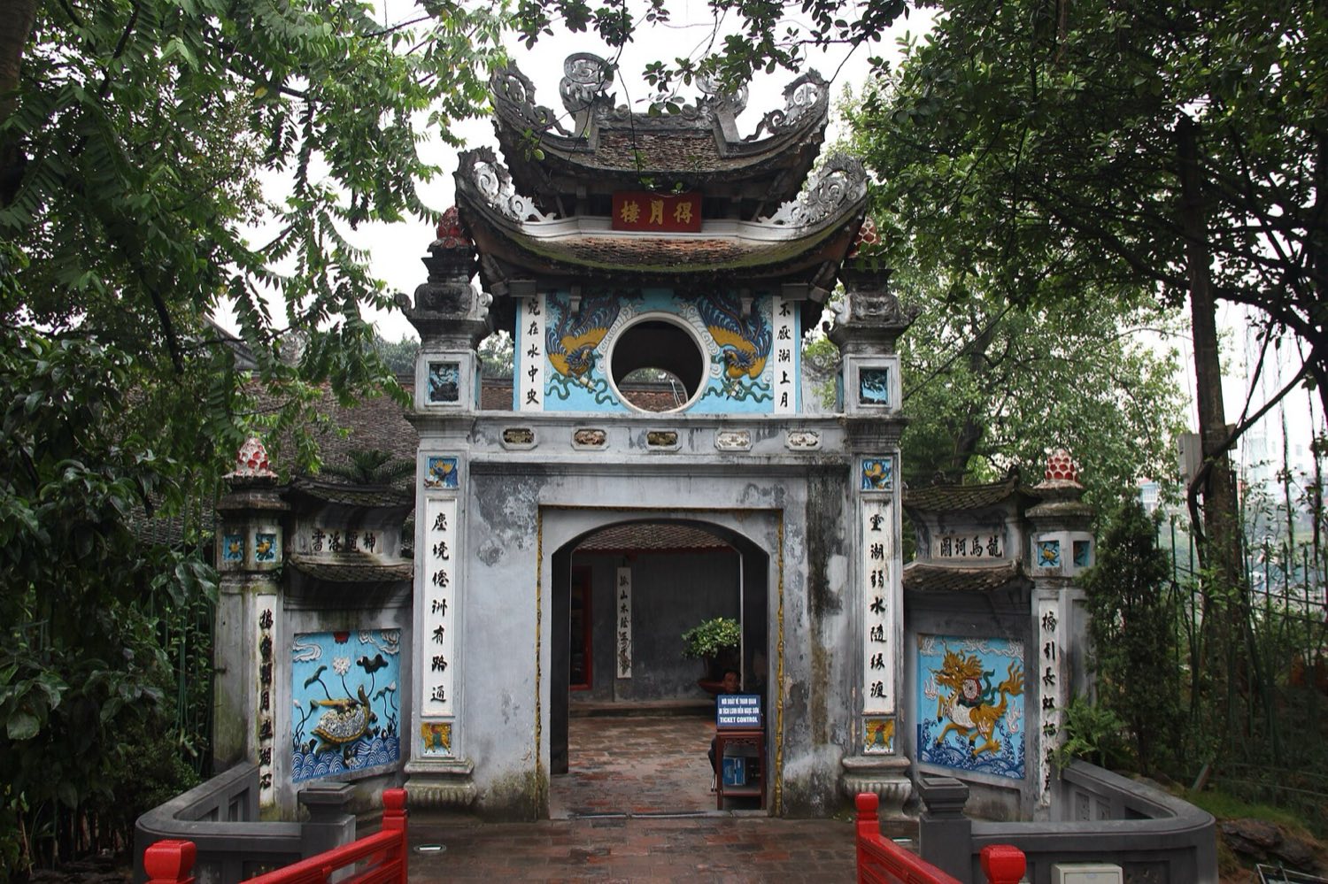 Chrám Ngoc Son na jazere Hoan Kiem