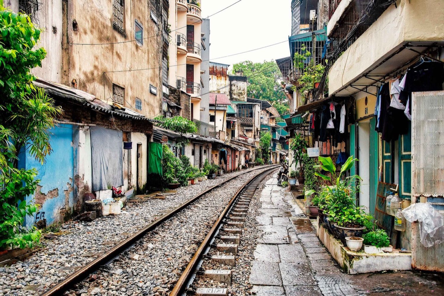 Vlak prechádza Train Street v Hanoji