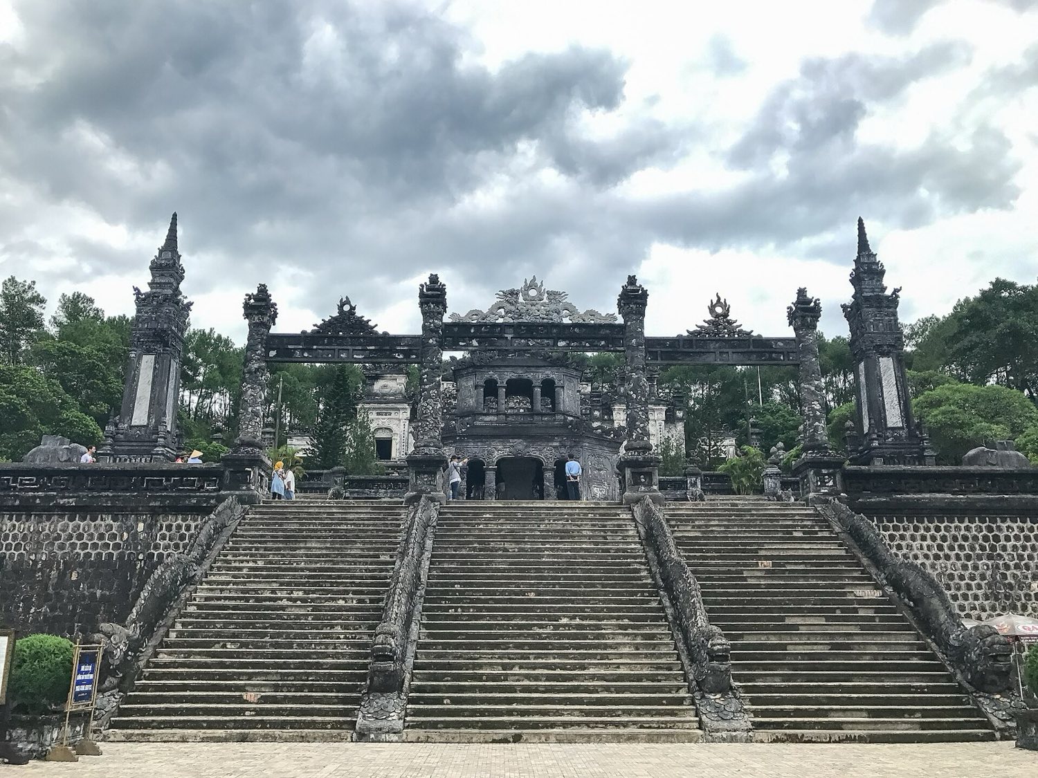 Hue: posledné cisárske mesto Vietnamu, cisár so sto manželkami a mních, ktorého auto stojí v pagode