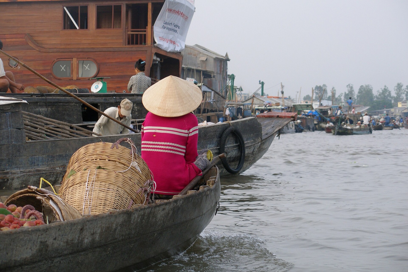 Predavačka na plávajúcom trhu v Can Tho