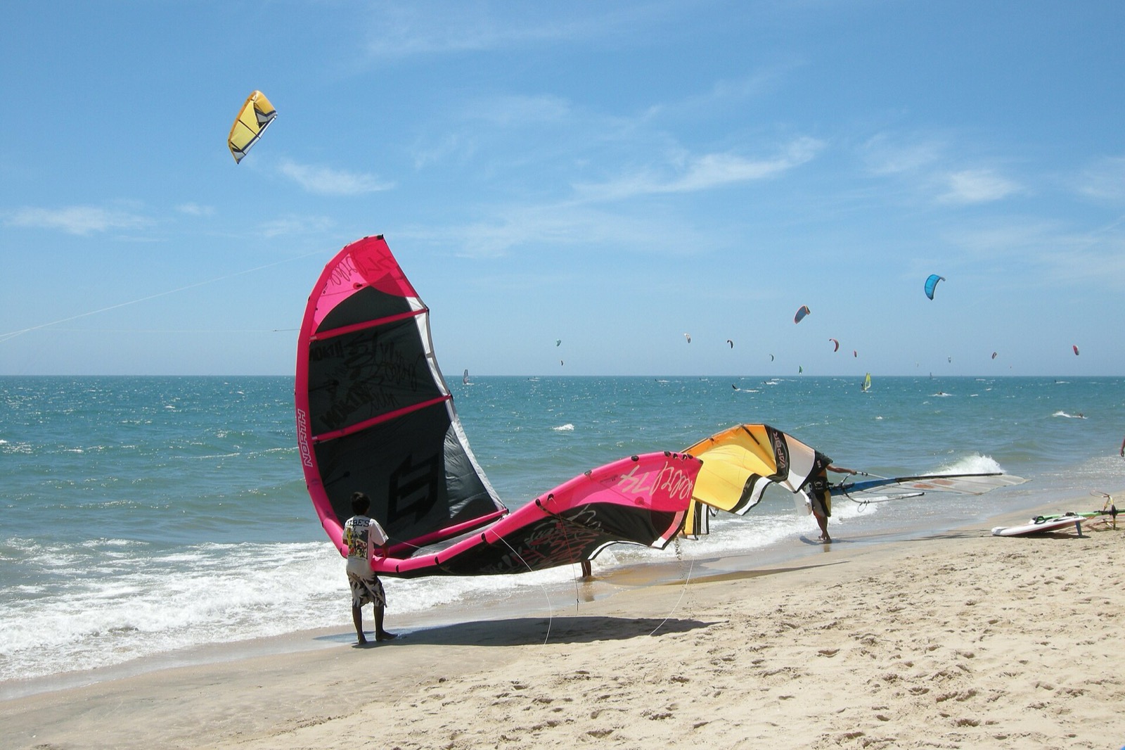 Kitesurfing na pláži v Mui Ne