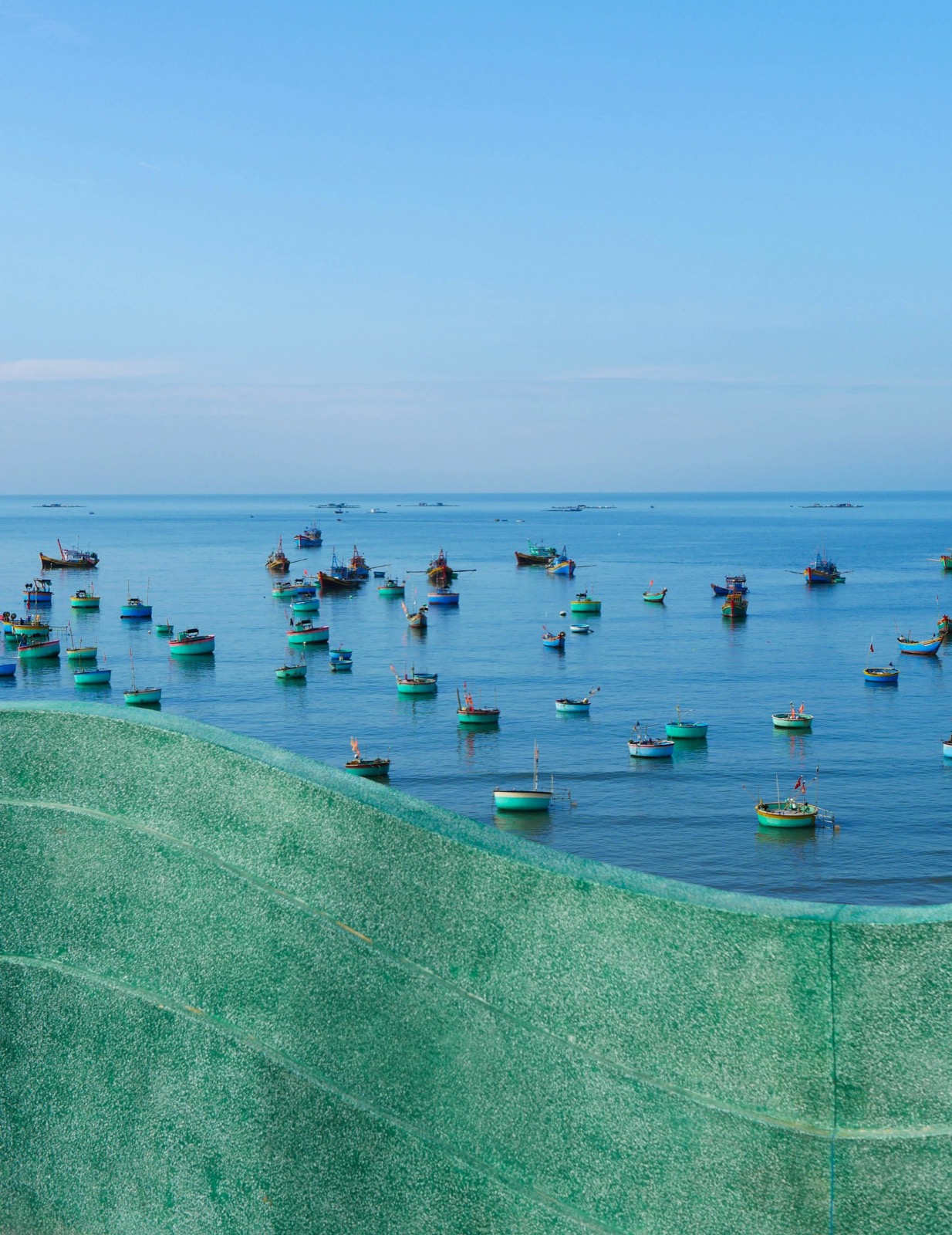 Rybárske lode v zálive pri Phan Thiet