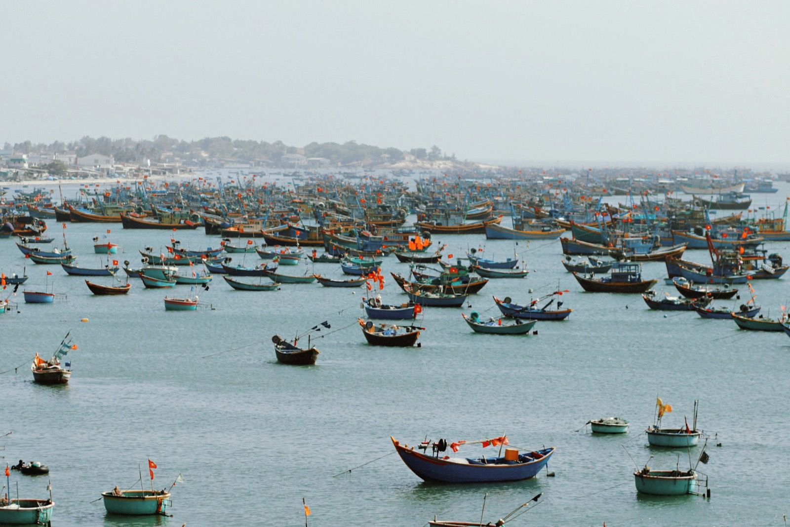 Rybárska loď na mori pri Phan Thiet