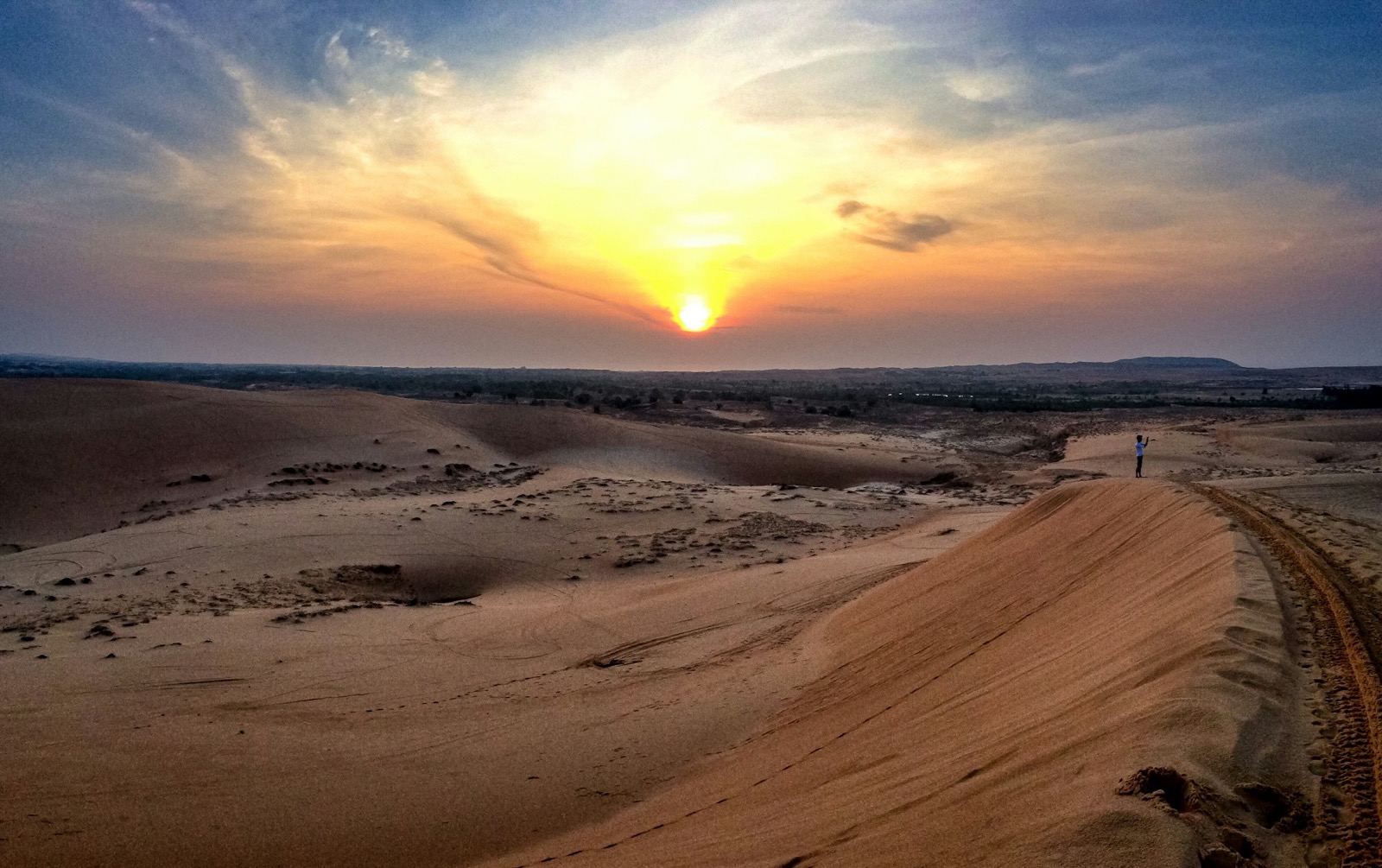 Západ slnka nad morom pri Phan Thiet