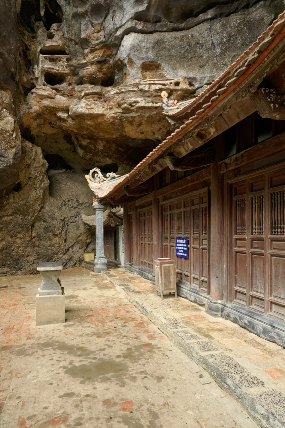 Pagoda Bich Dong vtesaná do skaly