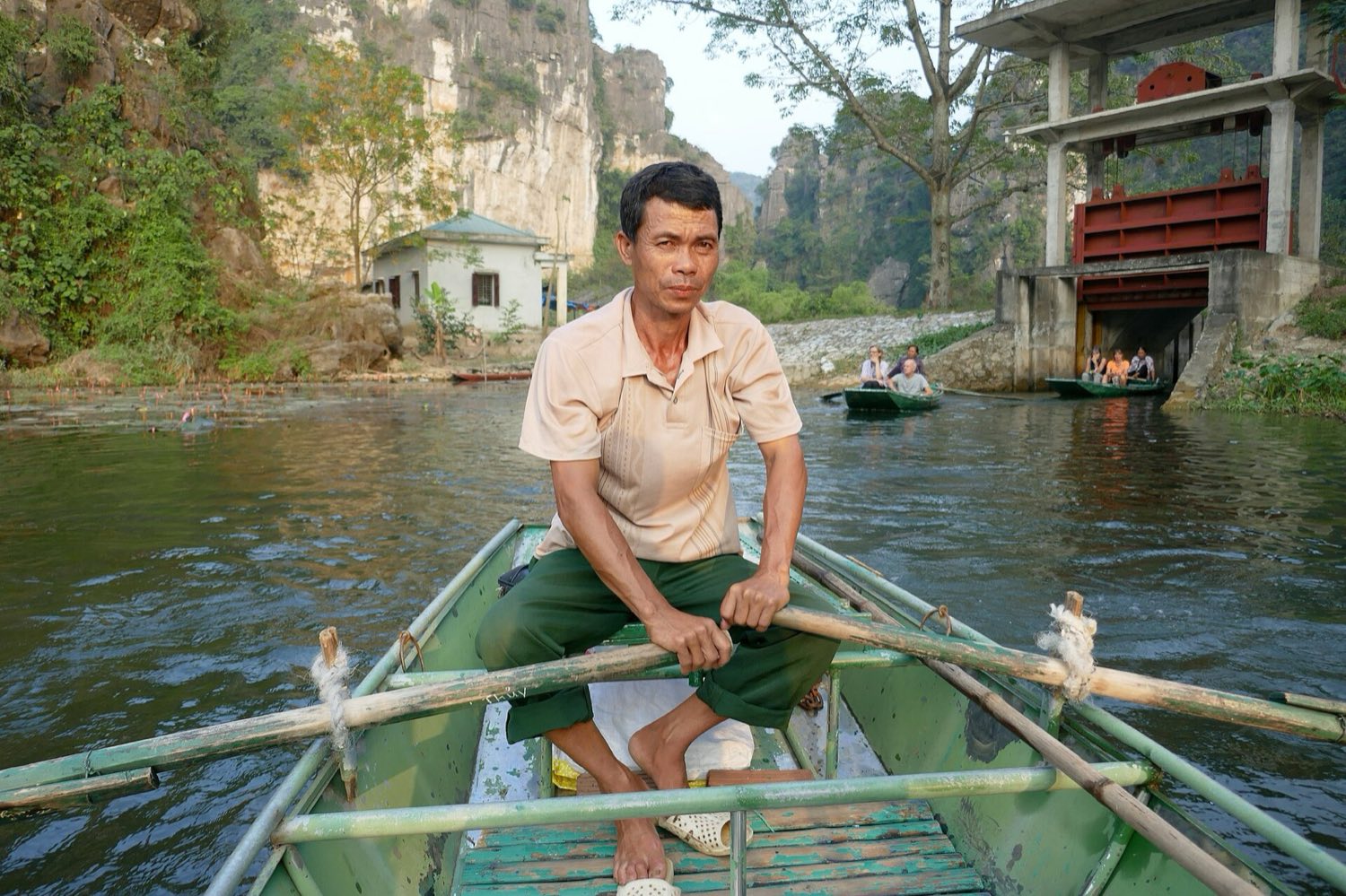 Veslár v Tam Coc vesluje nohami