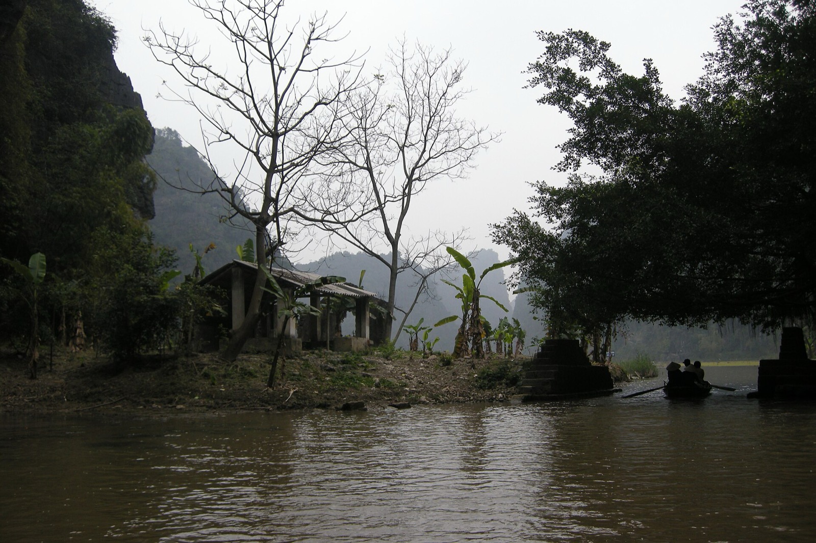 Rieka a vápencové bralá v Trang An