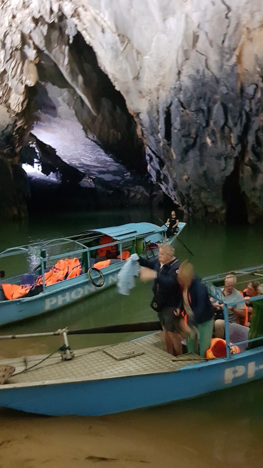 Lode pri vstupe do jaskyne Phong Nha