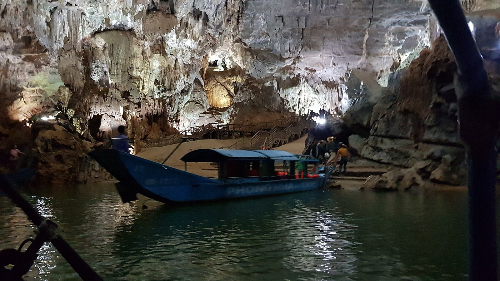 Plavba loďou vnútri jaskyne Phong Nha