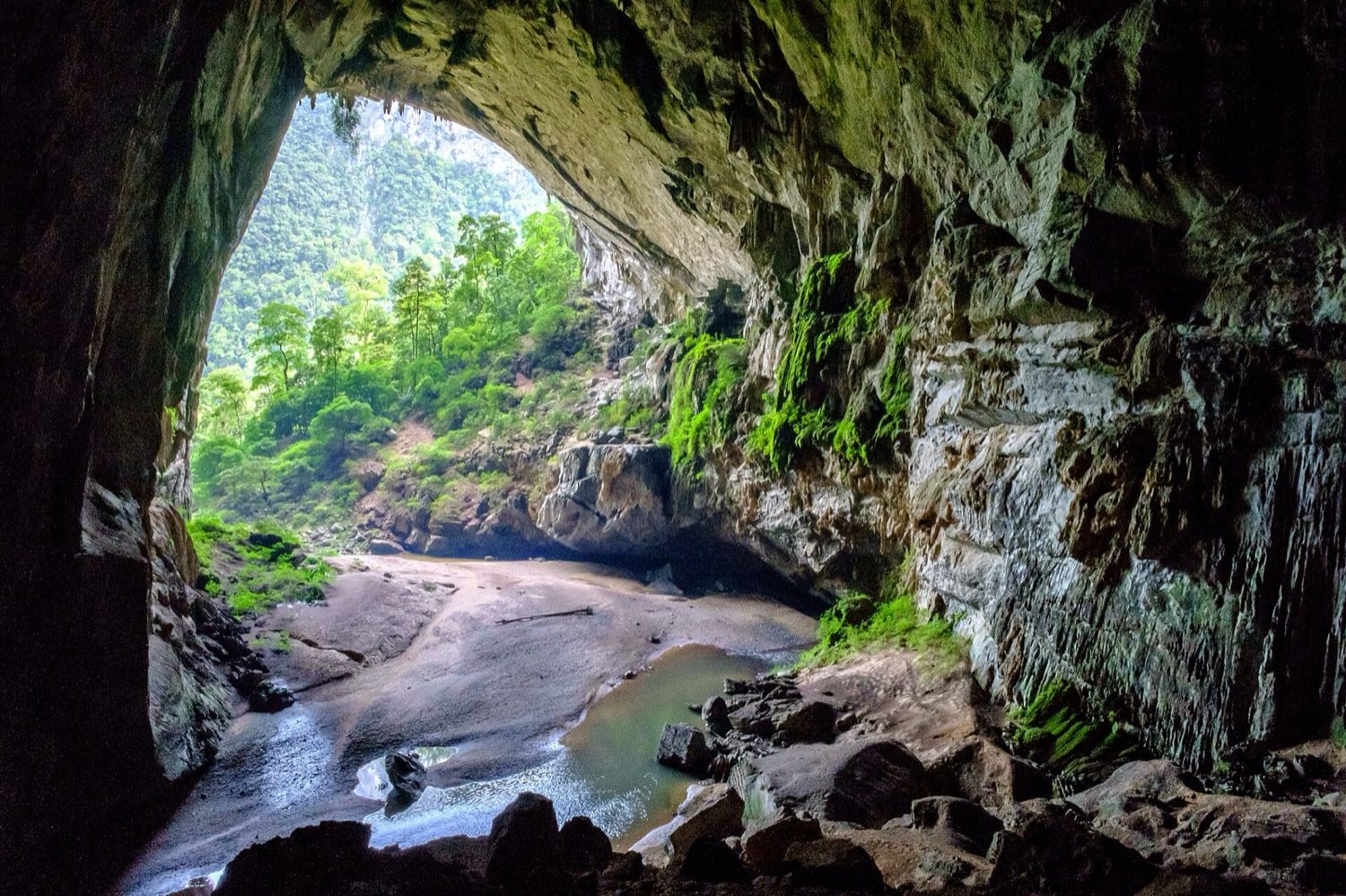 Obrovský vstup do jaskyne Hang En