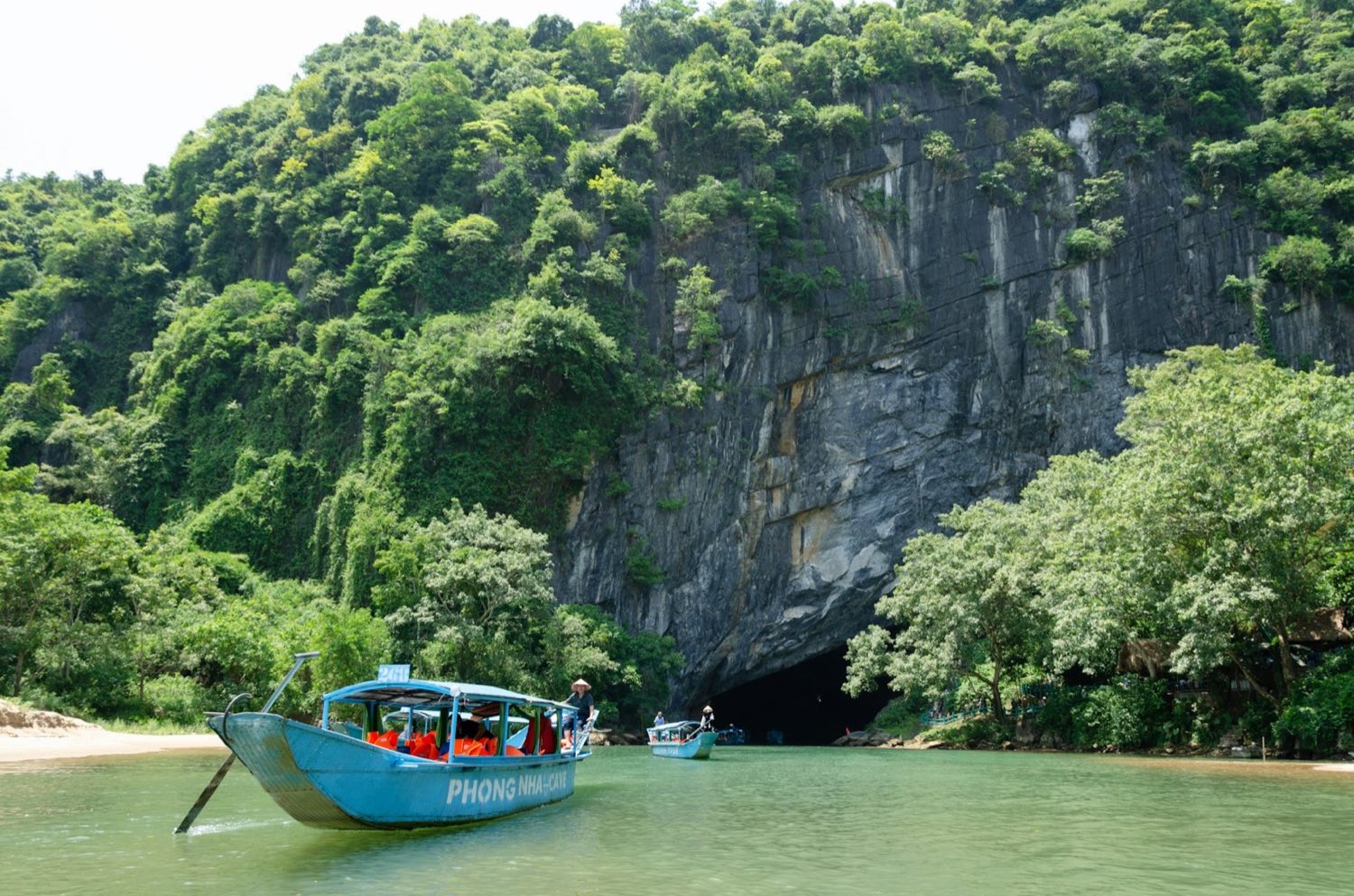 Vstup do jaskyne Phong Nha nad riekou Son