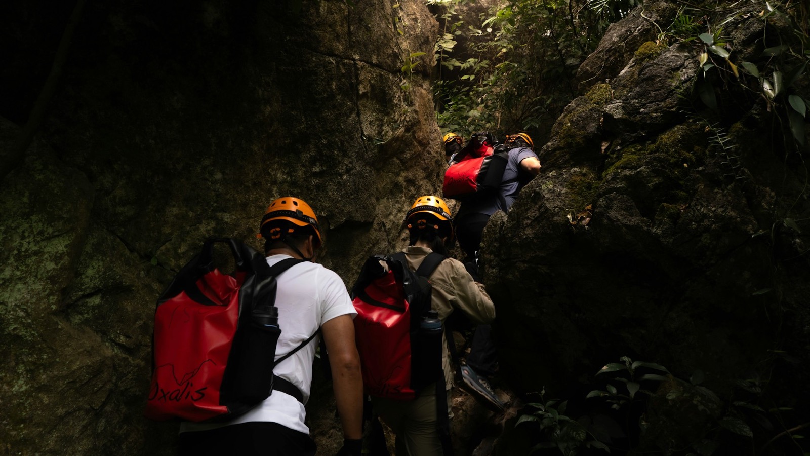 Turisti na treku do jaskyne v Phong Nha