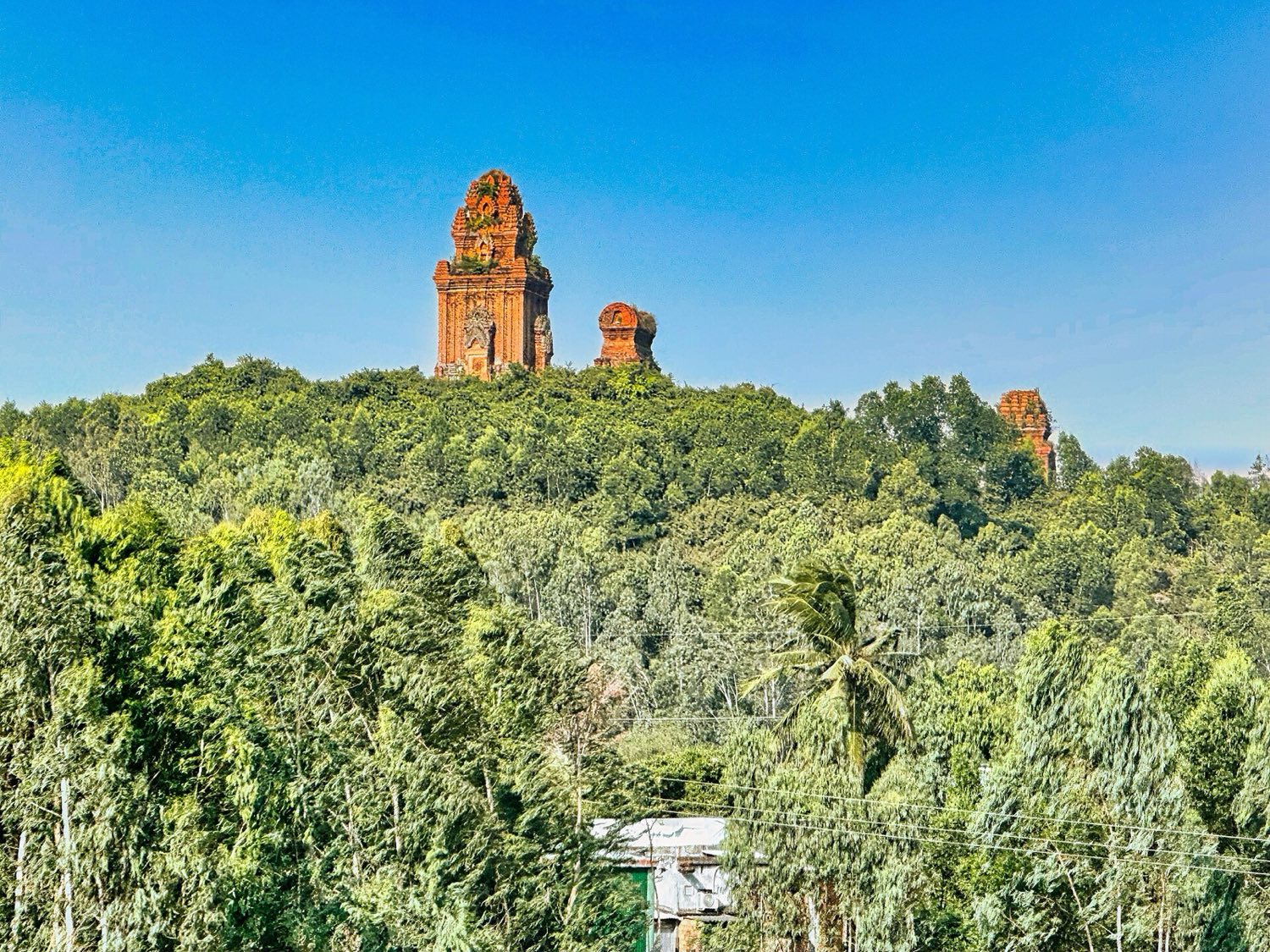 Čamské veže Banh It nad krajinou pri Quy Nhone