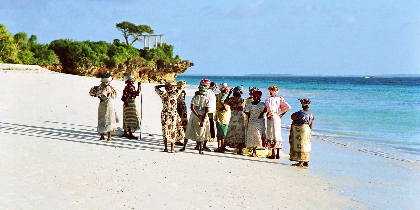 Ženy v pestrých šatkách kanga na Zanzibare